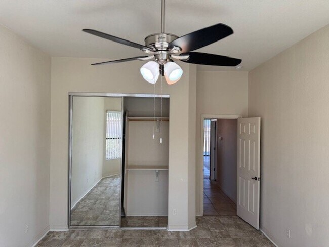 Building Photo - 3 Bedroom Exec Home Bullhead Parkway close...