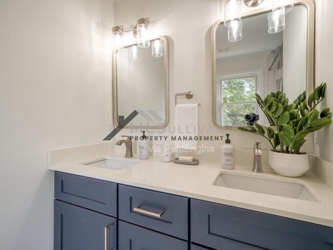 Building Photo - 1010 Cole St