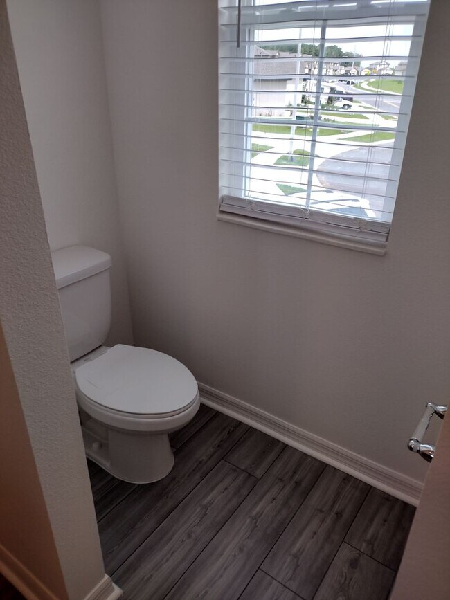 Building Photo - Beautiful 4 bedroom 2.5 Bathroom House For...