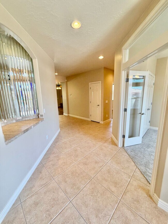 Building Photo - 4 bed, 2 bath home in the quiet and desirable Castle Rock subdivision.  **PET FRIENDLY**