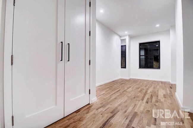 Building Photo - 4 bedroom in New York NY 10003