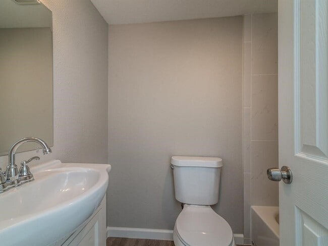 Building Photo - 1819 Cove Park Dr