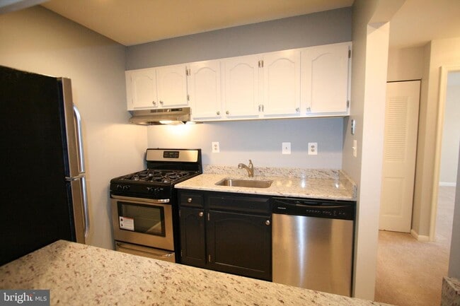 Building Photo - 5900 Cove Landing Rd