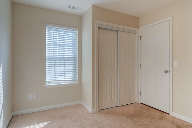 Building Photo - 846 Patrick Henry Dr