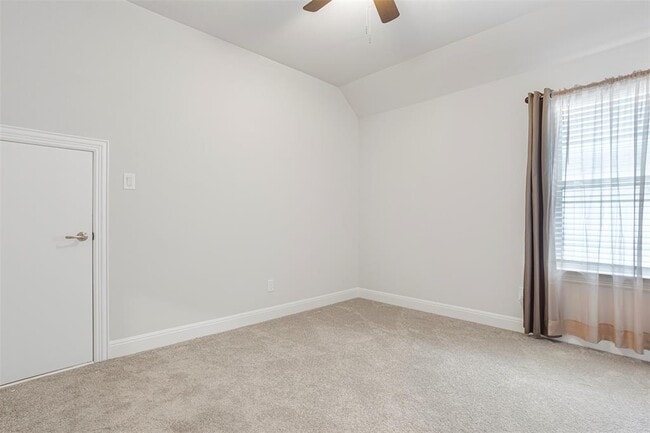 Building Photo - 728 Landing Ln