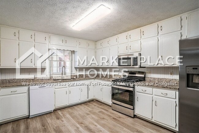 Building Photo - 2105 Pinewood Dr