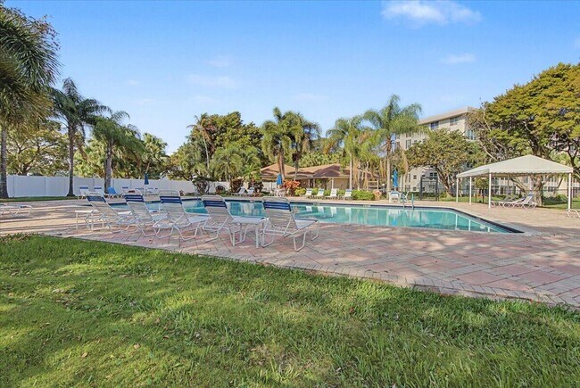 Building Photo - 2701 S Palm Aire Dr