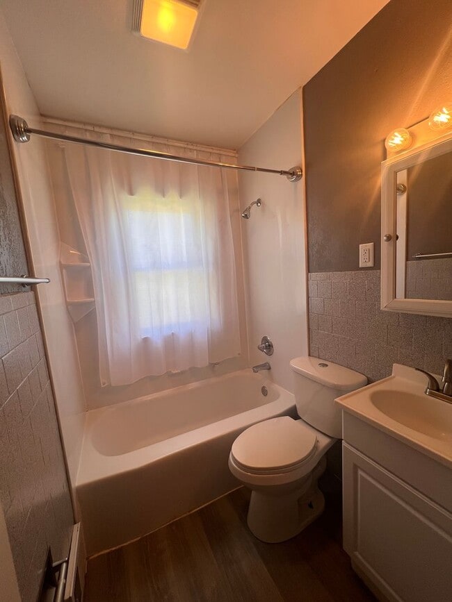 Building Photo - Cozy 2 Bed 1 Bath HOUSE w Garage