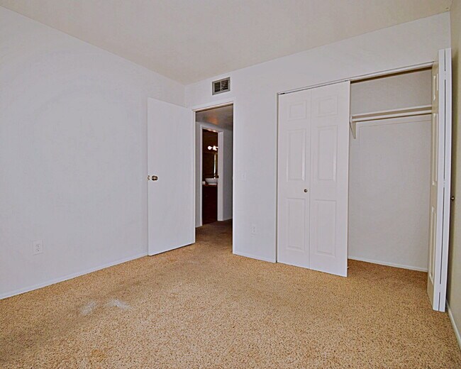 Building Photo - "Discover Your Oasis: Spacious 3-Bed Condo with Granite Touches in Palm Springs!"