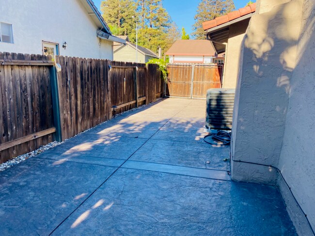 Building Photo - MOVE IN SPECIAL! ! Beautiful 3 bedroom 3 b...