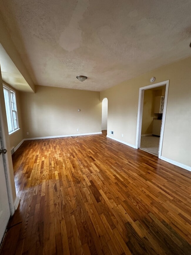 Building Photo - 1652 Stanley St