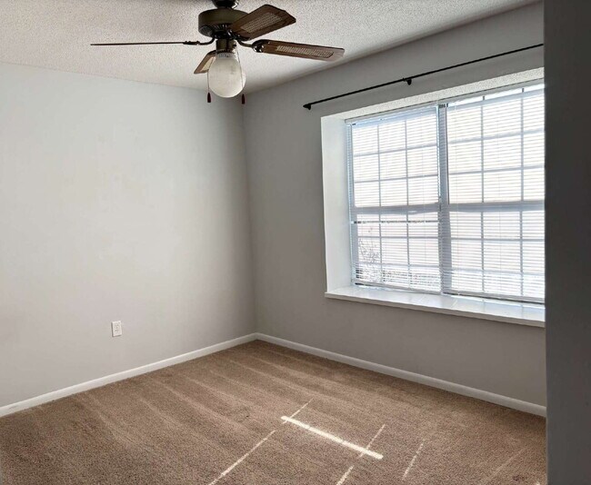Building Photo - "Charming 2-Bedroom Townhouse in Fort Walton Beach!"
