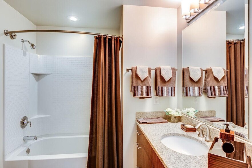 Building Photo - 2101 6th Ave