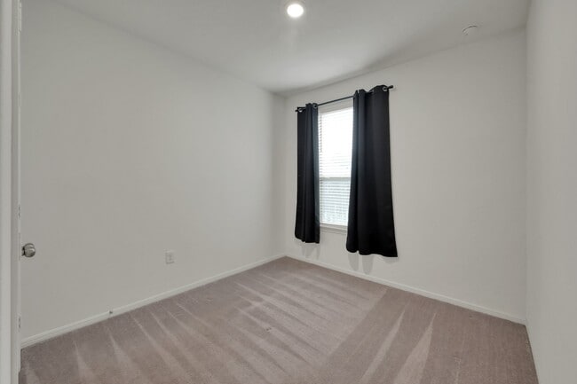 Building Photo - 16435 Big Hickory Dr