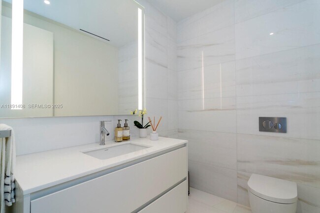 Building Photo - 300 Biscayne Blvd Way