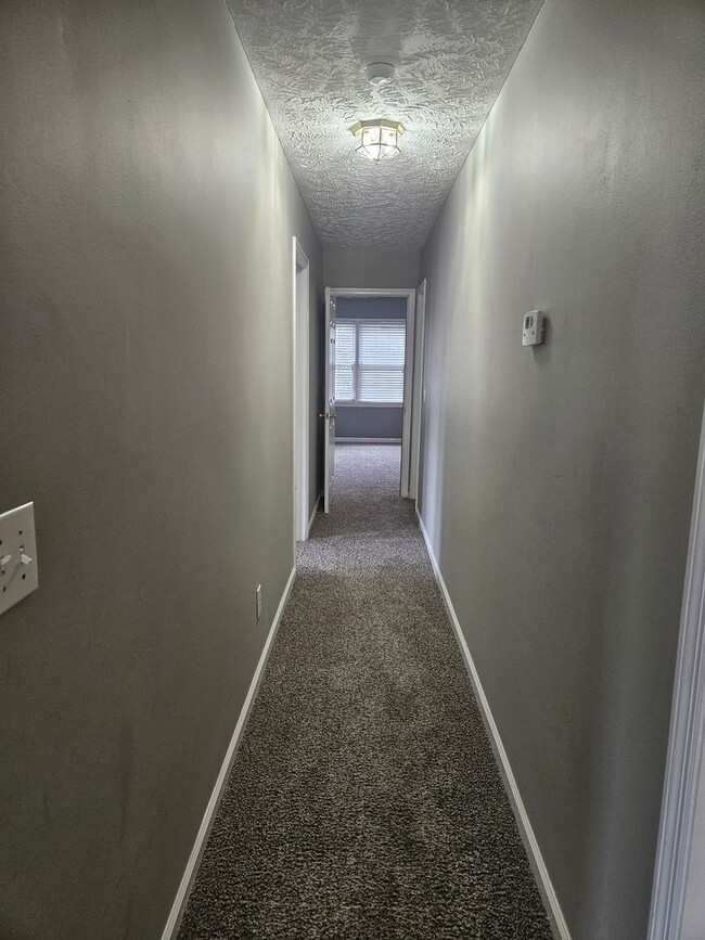Building Photo - 4 Bedroom, 2.5 Bath Home Located in the Es...