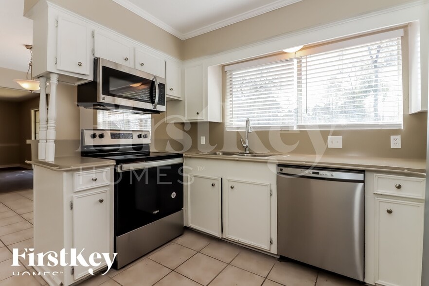 Building Photo - 25448 White Oak Ln