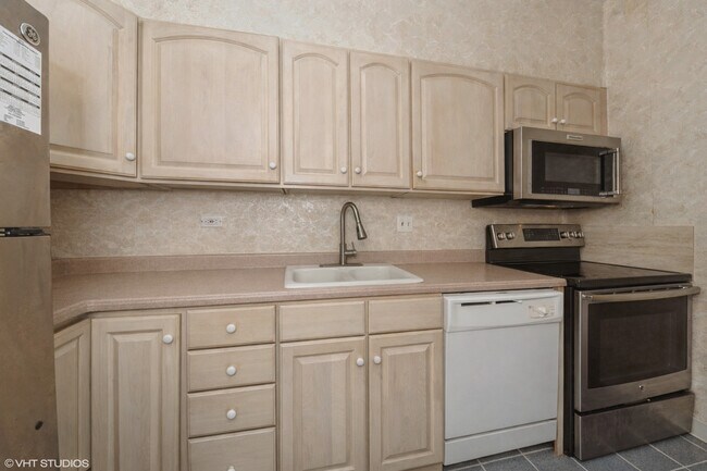 Building Photo - 175 E Delaware Pl