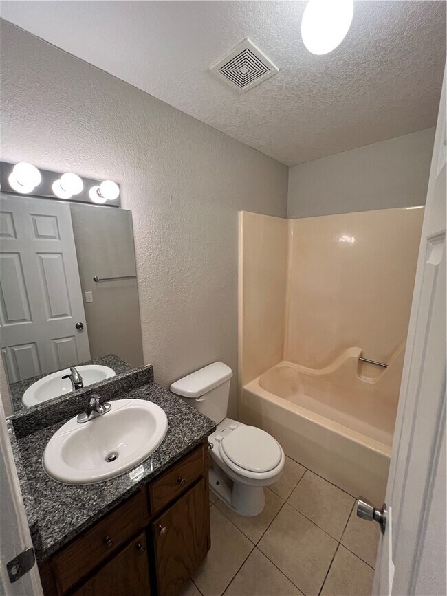 Building Photo - 823 N Lola Ln