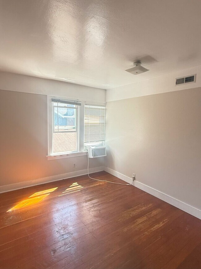 Building Photo - Spacious 5-Bedroom Home near WWU!
