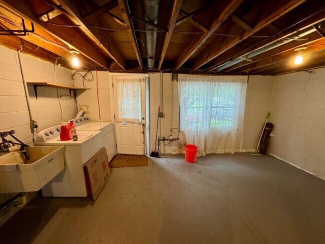 Building Photo - Price Improved! Spacious 2-Bedroom Townhome with Private Patio in Cranberry Township