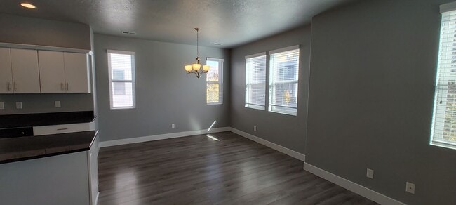 Building Photo - GORGEOUS Downtown Unit!!!