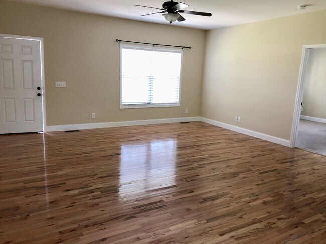 Building Photo - " 3-Bed  2 bath Oasis with Granite Elegance & Gleaming Hardwood in Cookeville!"