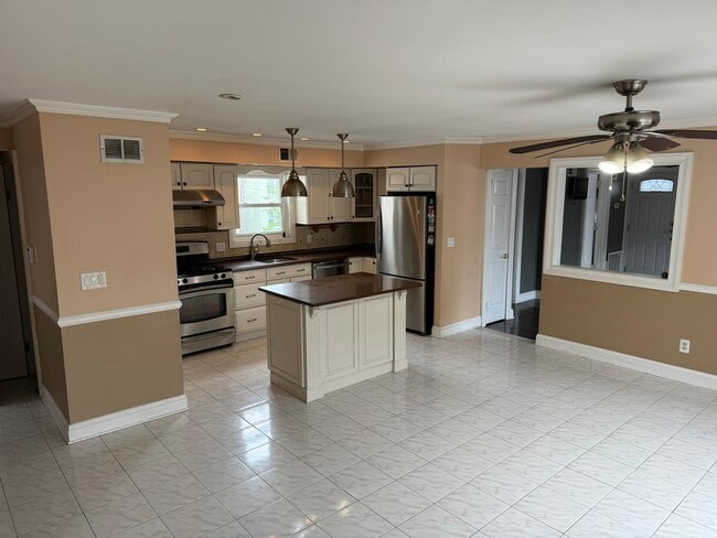 Building Photo - 129 Beach St