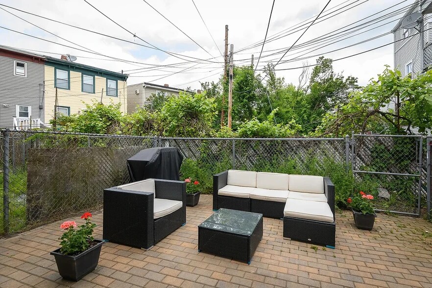 Building Photo - 194 Marion St