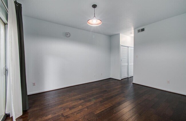 Building Photo - 2100 Tanglewilde St