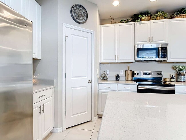 Building Photo - 10525 Oakside Dr