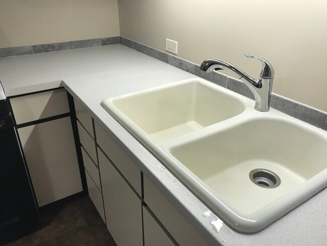 Building Photo - 811 S La Grange Rd