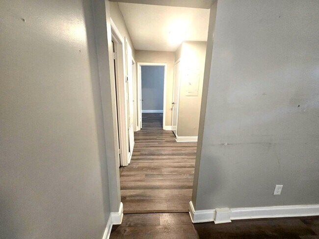 Building Photo - 810 Crestwood Terrace