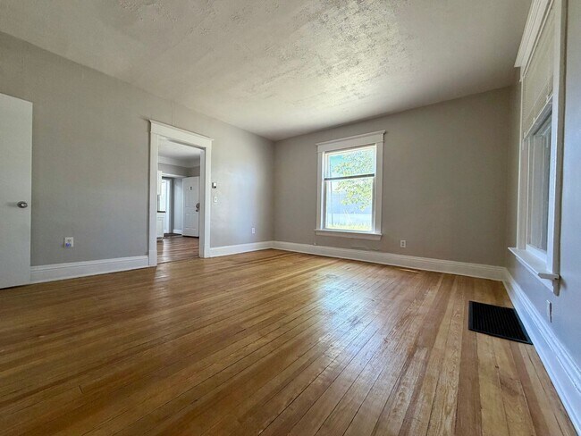 Building Photo - 1732 7th St