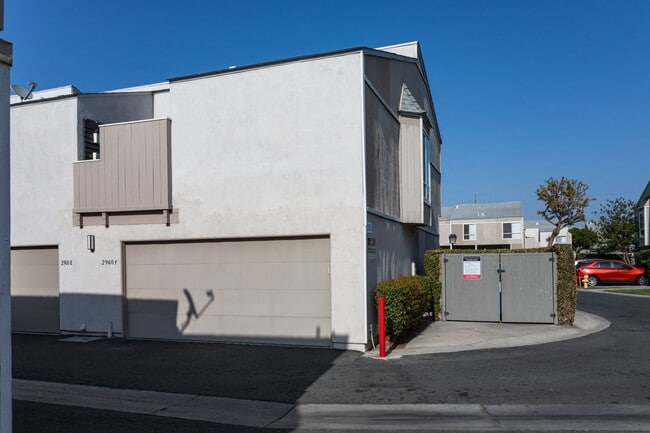 Building Photo - 3 bed 2 bath Townhouse located in South Coast Metro
