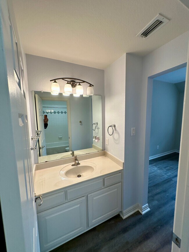 Building Photo - 928 Falcon Dr