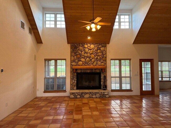 Building Photo - 16 Vista Encantada Dr
