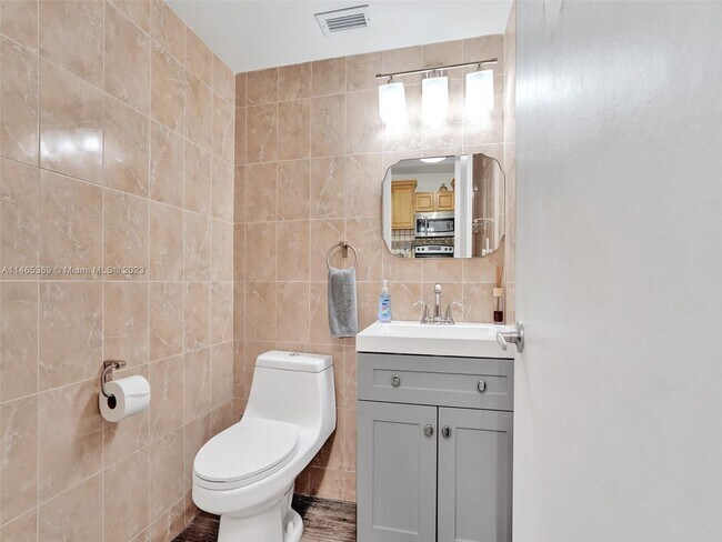 Building Photo - 3725 S Ocean Dr