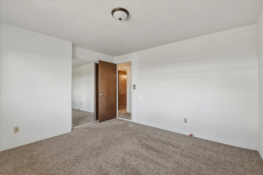 Building Photo - 117 N Homedale Ave