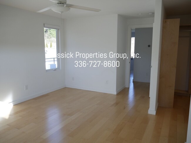 Building Photo - Contemporary - Washington Park Area!