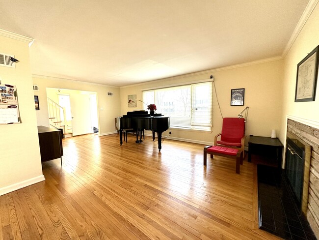 Building Photo - 4940 N Wildwood Ave