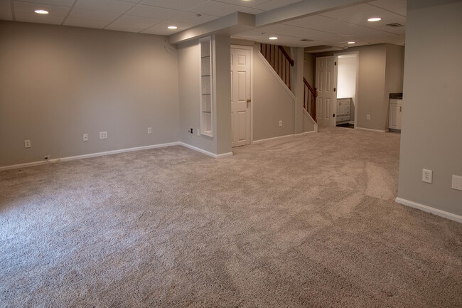 Building Photo - 5620 Queen Anne Ct