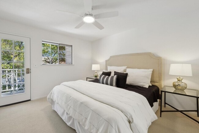 Building Photo - Delightful 3/3bth End-Unit Townhouse in Ce...