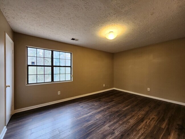 Building Photo - 3547 Main Station Dr SW