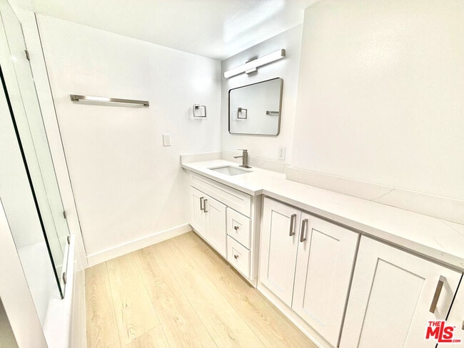 Building Photo - 468 S Roxbury Dr