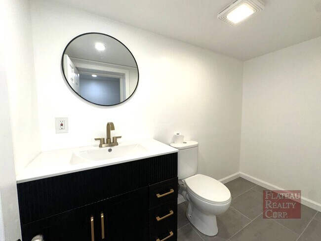 Building Photo - 364 Marion St