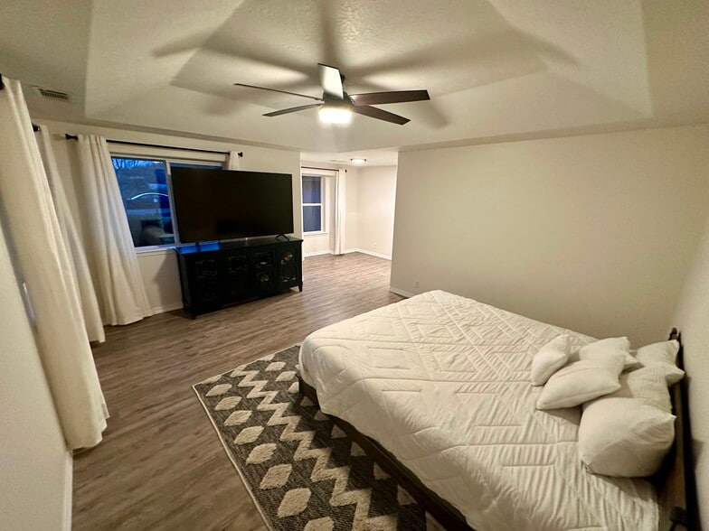 Building Photo - 1515 W Harbeck Rd