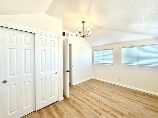 Building Photo - Rare, 2 Bedroom, 1 Bathroom Vineyard Cottage