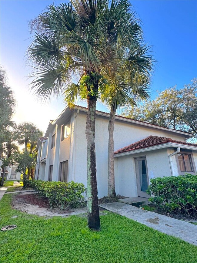 Building Photo - 3215 Coral Lake Dr