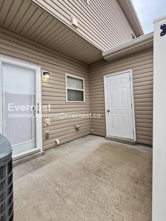 Building Photo - 2 Bed/2.5 Bath Townhome with Fenced Yard / Pet-Friendly / Available Now!